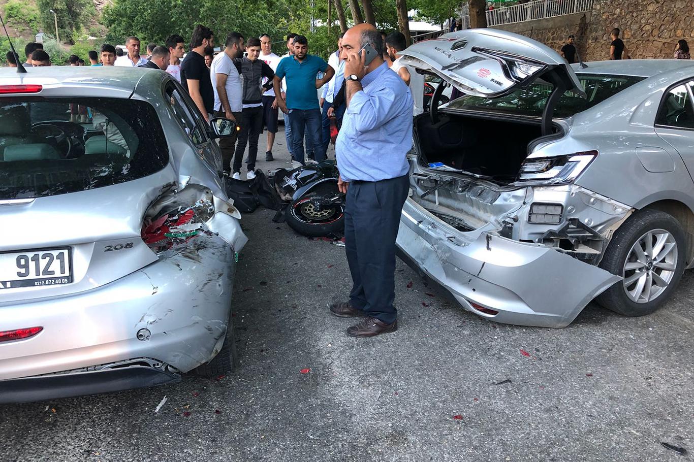 Motosiklet park halindeki araçlara çarptı: 2 yaralı